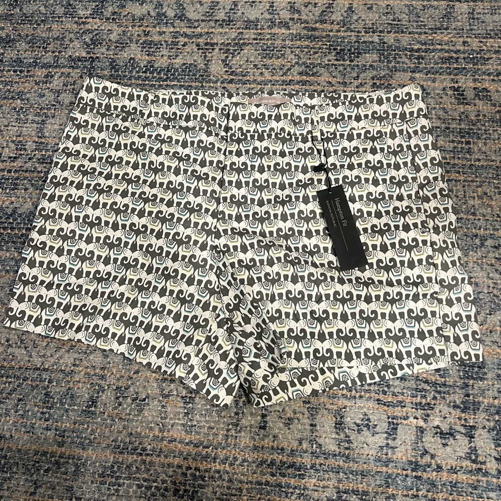 Banana Republic Hamptons Fit Shorts in Green Elephant Print - Size 10 NWT